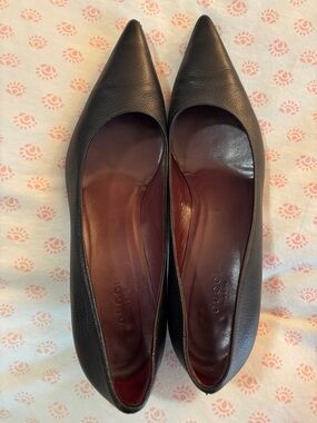 Gucci Dark Brown/Black Pointed Leather Pumps with Burgundy Insole